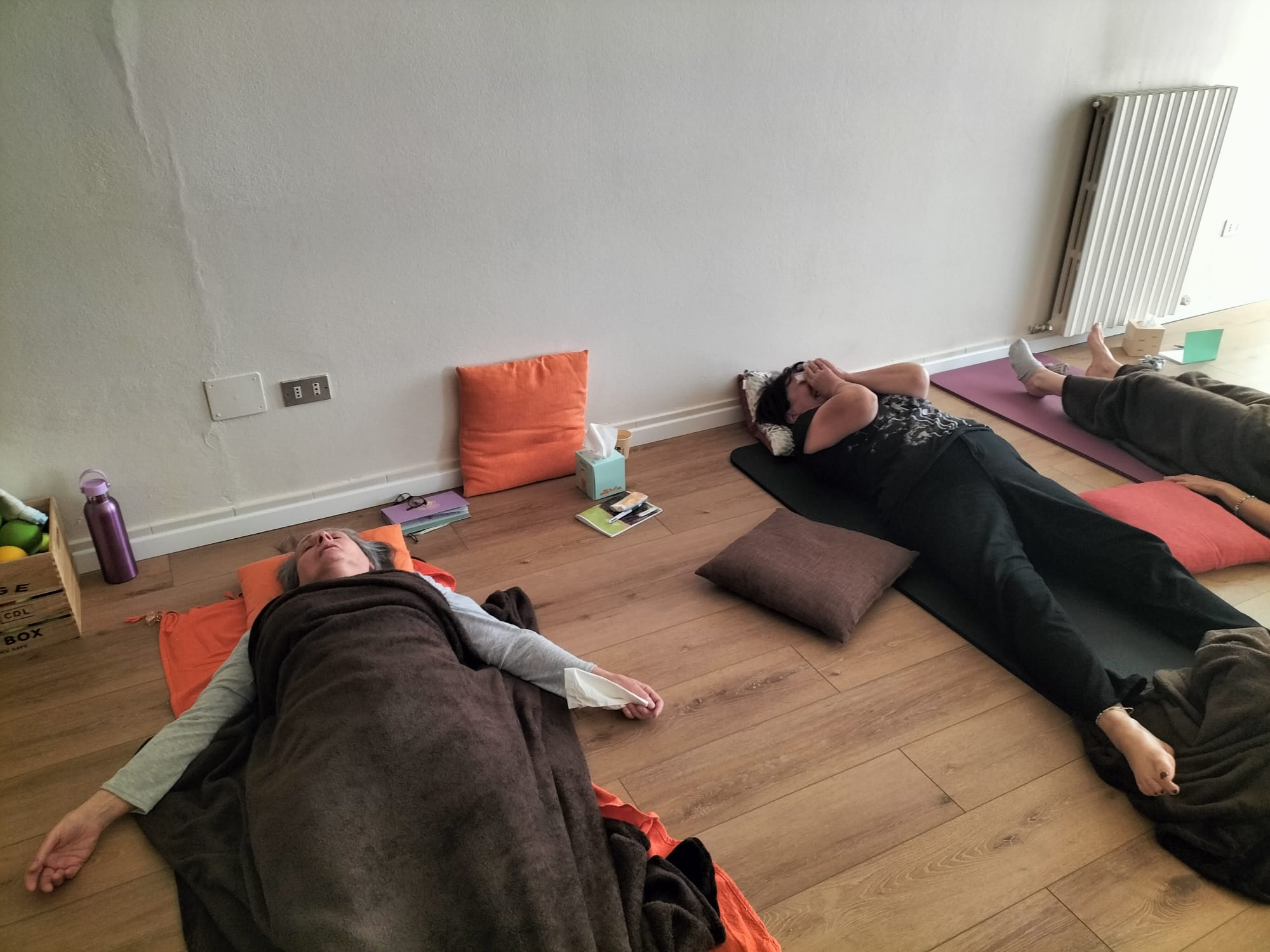 Momento di pratica e vita dello Studio Olistico Yoga